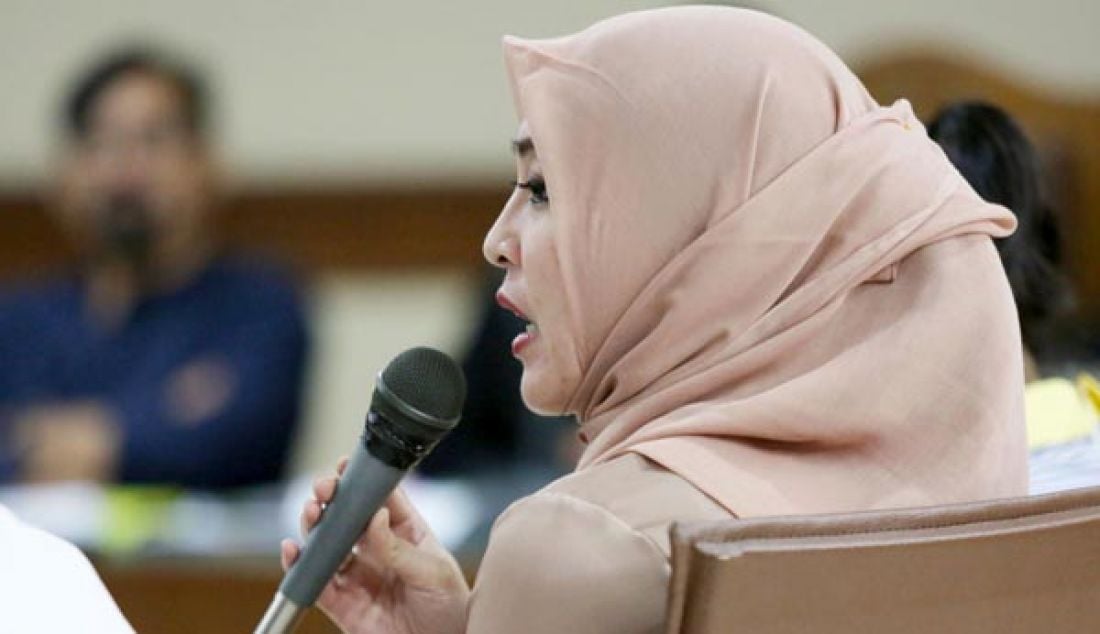 Mantan anggota DPR Angelina Sondakh bersaksi untuk terdakwa Andi Zulkarnain Mallarangeng atau Choel Mallarangeng dalam kasus korupsi proyek pembangunan Pusat Pendidikan dan Sekolah Olahraga Nasional (P3SON) Hambalang, di Pengadilan Tipikor, Jakarta, Senin (15/5). Sidang juga menghadirkan Dedi Kusdinar dan Mindo Rosalina Manulang. - JPNN.com