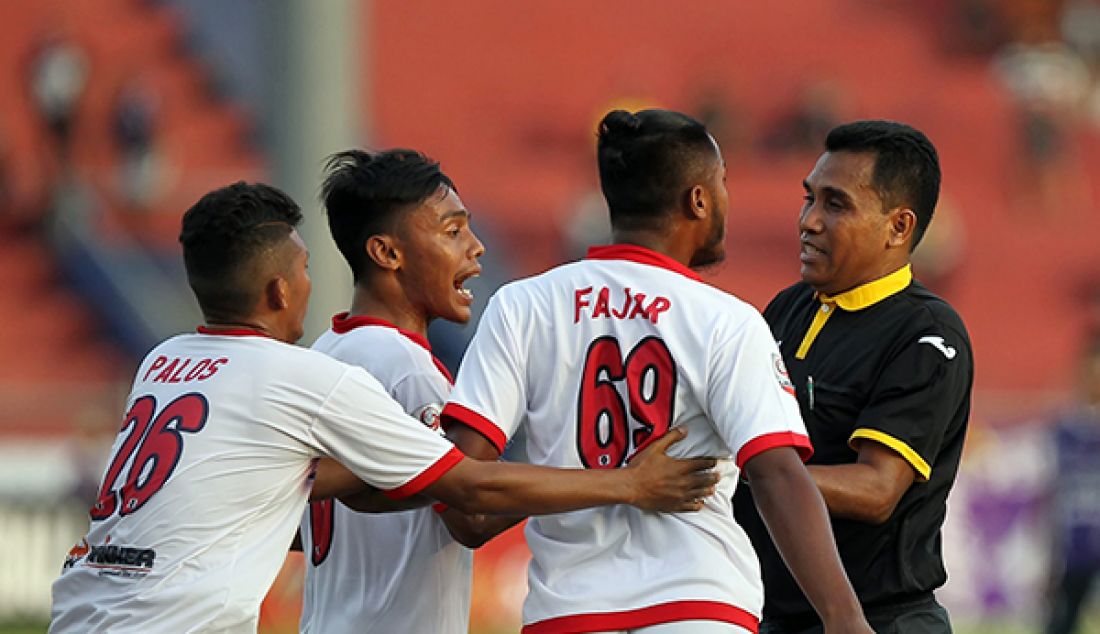 PROTES: Pemain PSBK Blitar memprotes wasit Eno S. asal Medan yang memberikan hukuman penalti kepada PSBK dalam lanjuta Liga 2 di Stadion Brawijaya, Kota Kediri, Selasa (16/5). Persik unggul 3-2 atas PSBK Blita. - JPNN.com