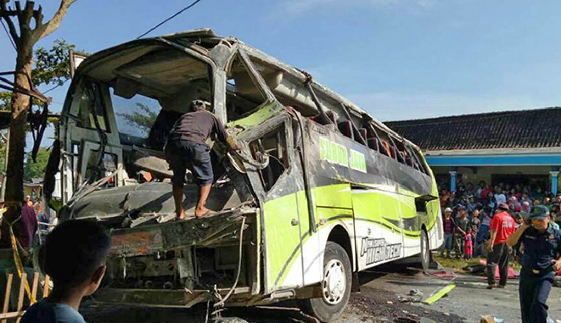 RINGSEK: Petugas Polres Magelang sedang mengevakuasi bus PO Subur Jaya dengan nopol K 1619 DM yang terguling di Jalan Raya Magelang-Salatiga, Dusun Jengkol, Desa Losari Kecamatan Pakis Kabupaten Magelang, Selasa (16/5) pagi. Tiga orang penumpang tewas di tempat dalam kejadian tersebut. - JPNN.com