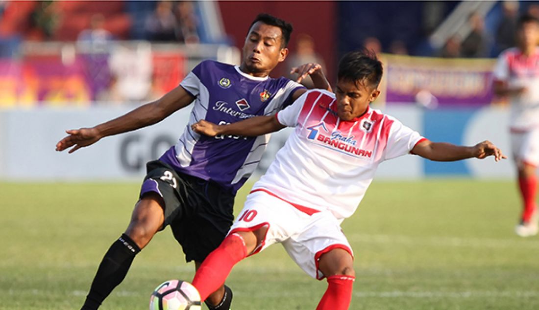 SENGIT: Pemain Persik Kediri berebut bola dengan pemain PSBK Blitar dalam lanjuta Liga 2 di Stadion Brawijaya, Kota Kediri, Selasa (16/5). Persik unggul 3-2 atas PSBK Blita. - JPNN.com