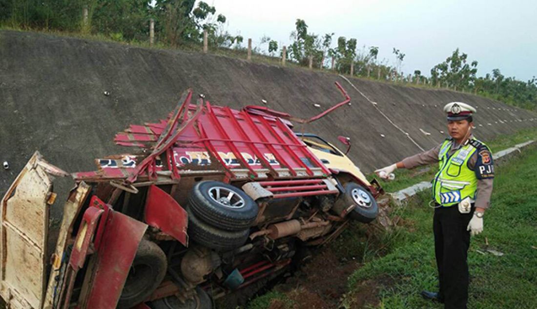 ERGULING: Truk diesel terguling usai terlibat tabrakan dengan sebuah bus pariwisata Rahma Wisata nopol AB 7020 AW di jalur tol cipali KM 127.500 jalur B wilayah Kabupaten Indramayu, Selasa (16/5). - JPNN.com