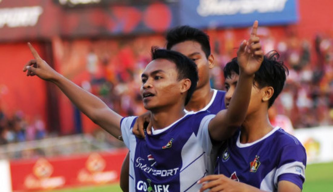 SELEBRASI: Pemain Persik Kediri selebrasi merayakan gol ke Gawang PSBK Blitar dalam lanjuta Liga 2 di Stadion Brawijaya, Kota Kediri, Selasa (16/5). Persik unggul 3-2 atas PSBK Blitar. - JPNN.com