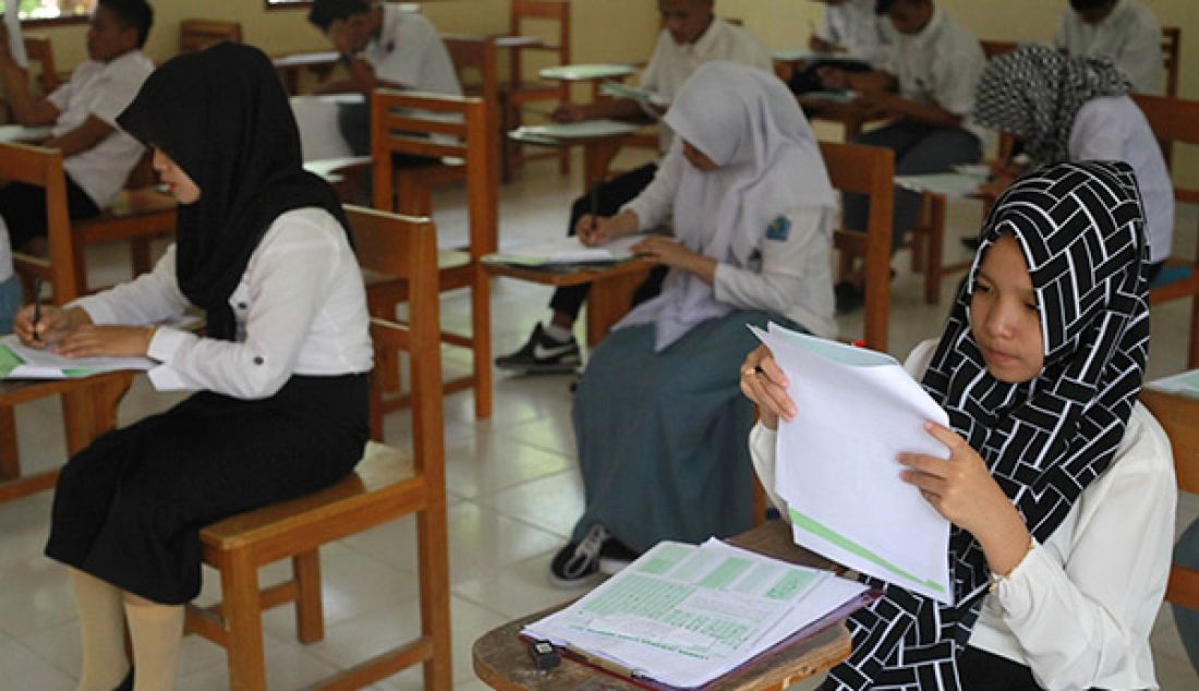 Suasana pelaksanaan seleksi bersama masuk perguruan tinggi (SBMPTN) di Gorontalo, tampak peserta serius menyelesaikan soal SBMPTN, Selasa (16/5). - JPNN.com