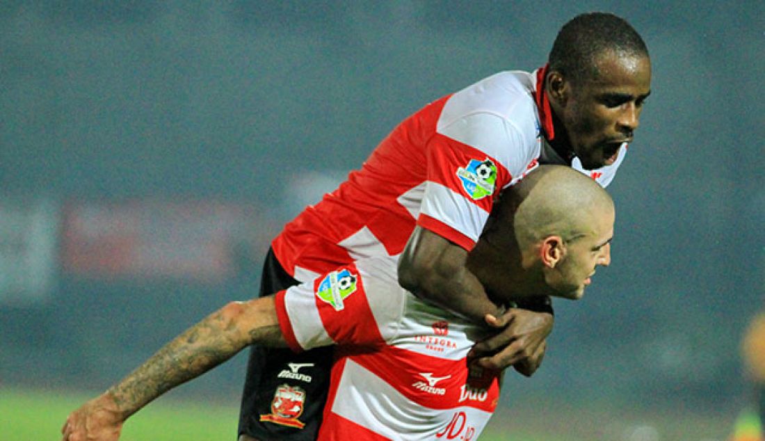 Dane Milovanovic (bawah) dan Greg Nwokolo (atas) melakukan selebrasi setelah membobol gawang PS TNI, yang digelar di Gelora Stadion Bangkalan, Jumat (19/5). Pertandingan ini dimenangkan oleh tim tuan rumah dengan skor 4-1. - JPNN.com