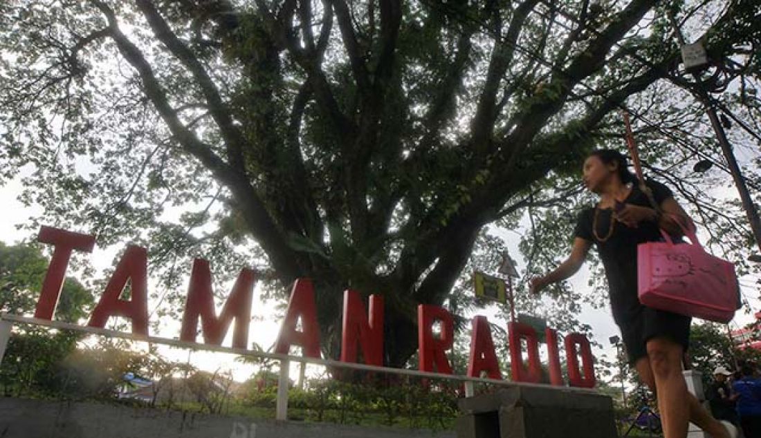 Pengunjung menikmati suasana di Taman Radio, Jalan Ir. H. Djuanda, Kota Bandung, Jumat (19/5). Taman Radio yang digadang-gadang pertama dan satu-datunya di Indonesia bahkan di dunia ini diersmikan oleh Walikota Bandung Ridwan Kamil. - JPNN.com