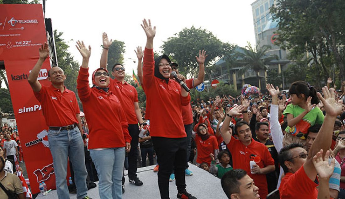 SEMANGATI WARGA: Wali Kota Tri Rismaharini saat membuka jalan sehat di arena CFD, Minggu (21/5). - JPNN.com