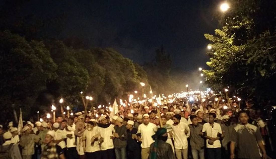 PAWAI OBOR: Ribuan warga Kota Pontianak mengikuti pawai obor, menyambut datangnya bulan suci Ramadan, Rabu (24/5) malam. - JPNN.com