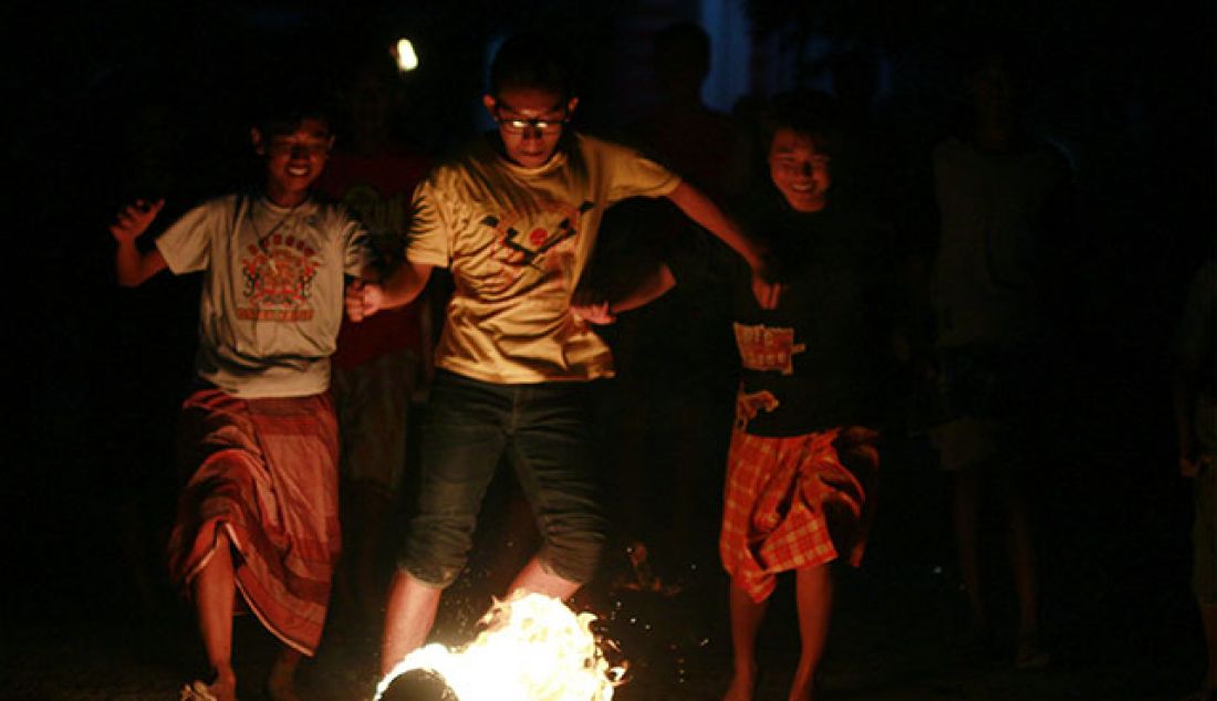 Sejumlah warga bermain bola api di Komplek Bumi Harapan, Desa Cibiru Hilir, Cileunyi, Bandung, Kamis (25/5) malam. Permainan bola api ini dilakukan dalam rangka menyambut dan merayakan kedatangan Bulan Suci Ramadan 1438 Hijriah. - JPNN.com