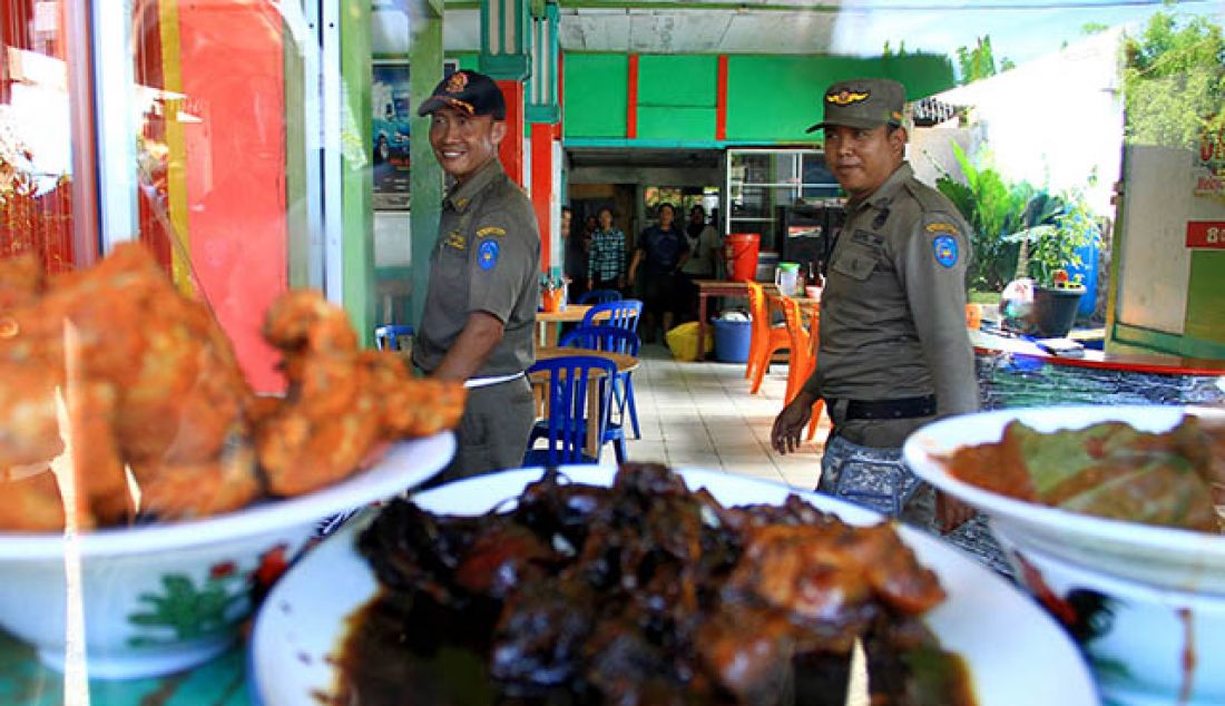 AK BERTIRAI: Personil Satpol PP Kota Bengkulu menegur sejumlah rumah makan yang buka pada siang hari dan tak menutup makanan yang dijual dengan tirai saat menggelar penertiban rumah makan yang tetap buka saat siang di bulan puasa, Senin (29/5). - JPNN.com