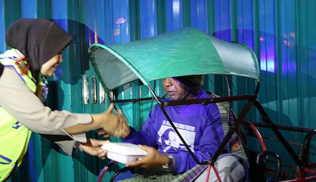 Anggota Babinkamtibmas berkeliling kota dengan menabuh musik patrol dan membagikan sahur gratis kepada tukang becak yang di jumpai saat menggelar Sahur on the Road. - JPNN.com