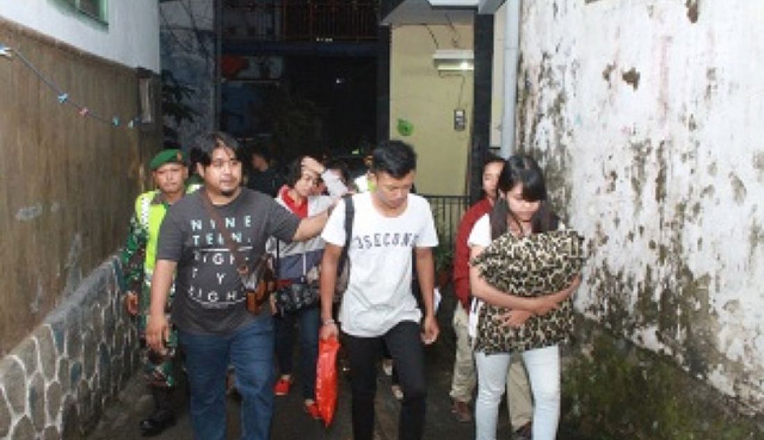 Pasangan muda tanpa surat nikah saat diamankan aparat Kepolisian dalam operasi penyakit masyarakat (pekat) dari kawasan vila Songgoriti, Sabtu (27/5). - JPNN.com