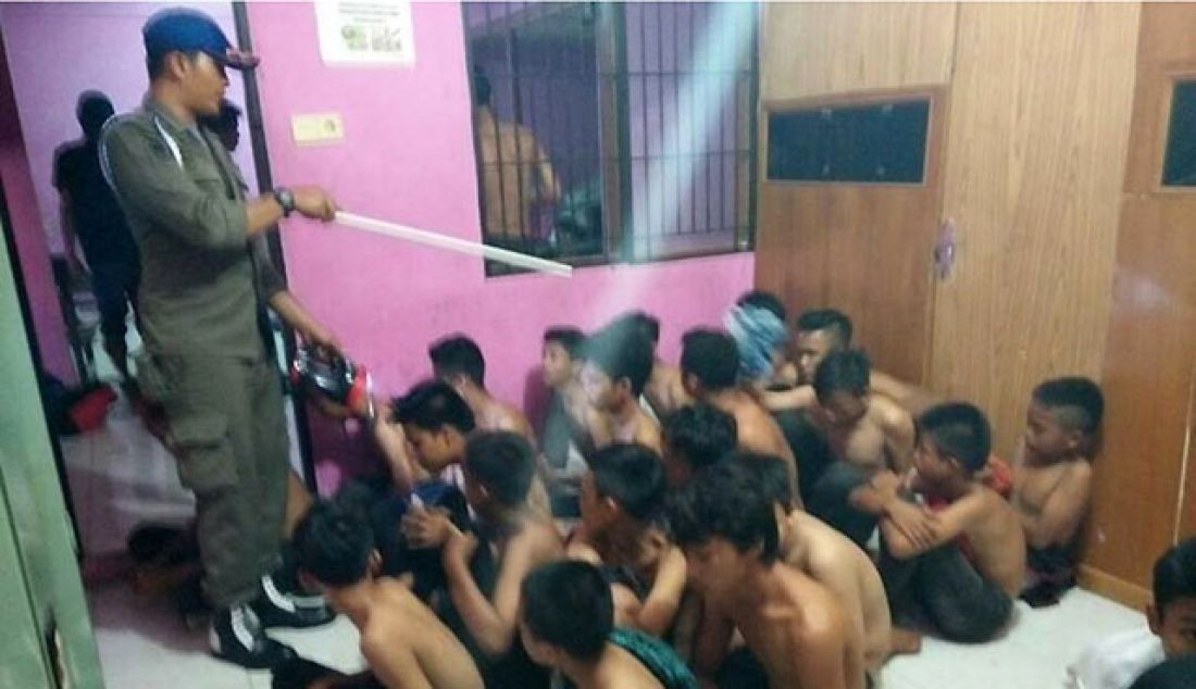 Akhir pekan kemarin, Satpol PP menangkap 41 remaja di empat lokasi berbeda di Padang. Ironisnya, tiga di antaranya merupakan perempuan. Penangkapan dilakukan Minggu (28/5) dini hari, saat mereka diduga akan melakukan tawuran. - JPNN.com