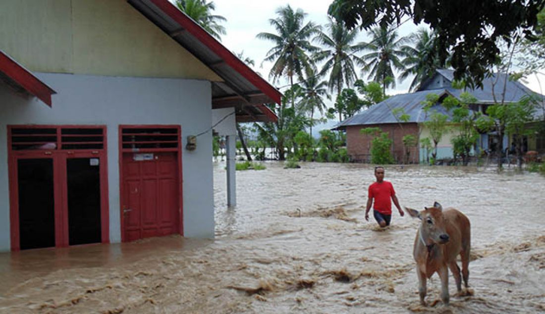 Warga berusaha menyelamatkan perabotan rumah saat banjir bandang melanda wilayah Limboto dan Limboto Barat, Kabupaten Gorontalo, Ahad (18/5). - JPNN.com