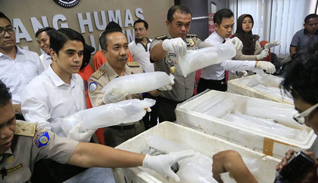 (Dua dari kanan) Kabidhumas Polda Jatim, Kepala Balai karantina Putu Sumardiana didampingi penyidik ditreskrimsus saat menunjukkan benih udang yang berhasil diamankan dalam sebuah operasi. - JPNN.com