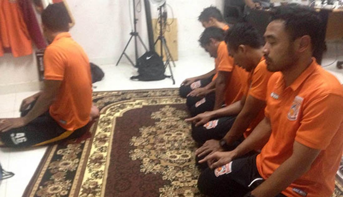 SEMPATKAN DIRI BERIBADAH: Sebelum menjajal Bhayangkara FC, Ponaryo Astaman dan kawan-kawan menyempatkan salat di Sekretariat Borneo FC, malam tadi. - JPNN.com