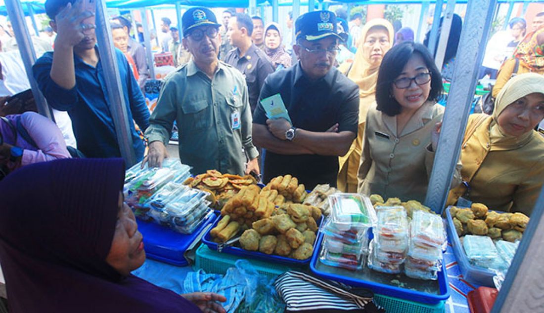 CEK KOMPOSISI: Wali Kota Rizal Effendi diapit Kepala BPOM Samarinda Fanani Mahmud dan Kepala DKK Balikpapan Balerina melakukan sidak pasar Ramadan. Beberapa sampel makanan juga dicek untuk memastikan tak ada kandungan yang berbahaya. - JPNN.com