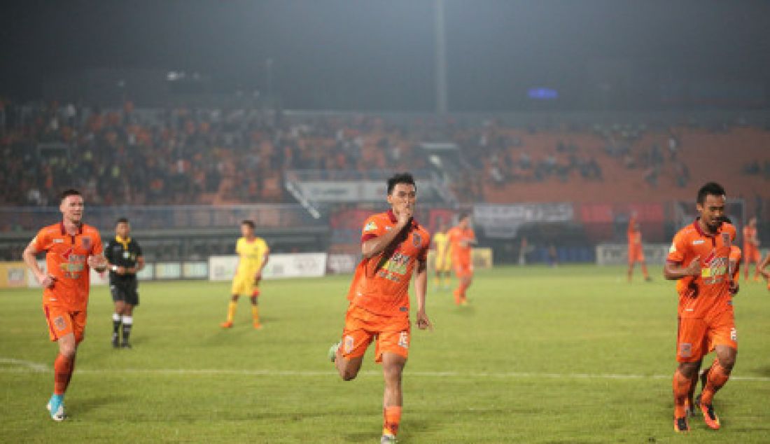 Lerby Aliandri kembali tunjukkan ketajamannya. Ia mencetak gol kedua Borneo FC tendangan keras kaki kirinya menghujam gawang Bhayangkara FC, Senin (29/5) malam di Stadion Aji Imbut. Seleberasi kembali ditunjukkan pengantin baru tersebut. - JPNN.com