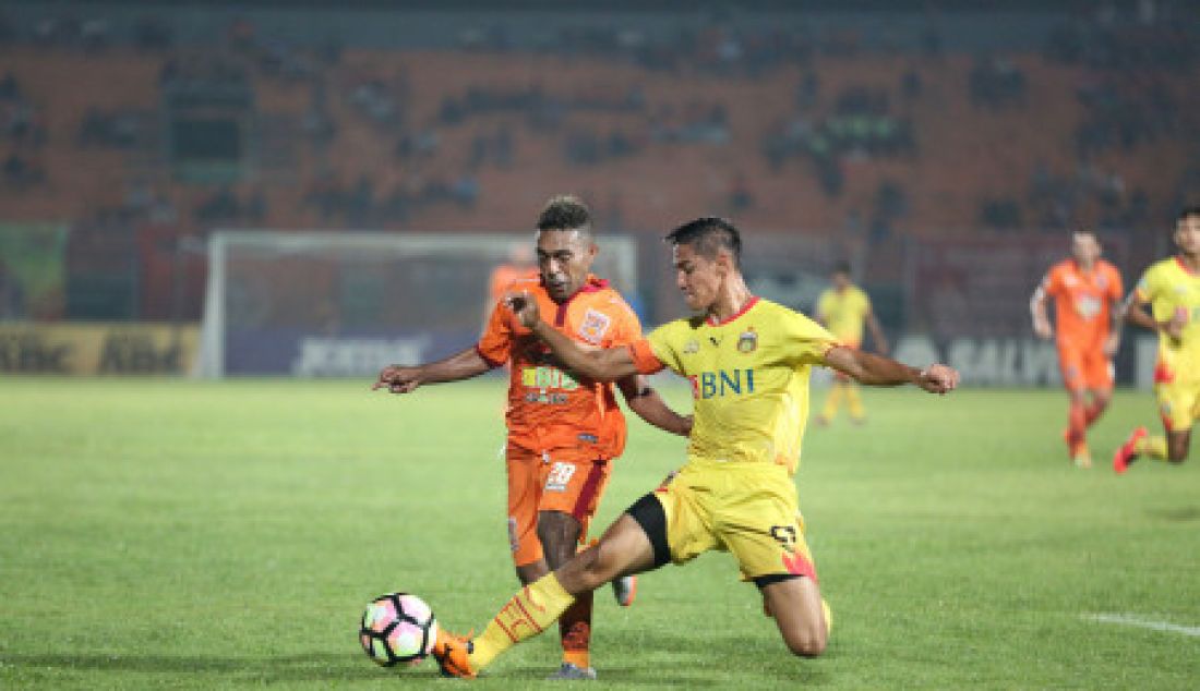 Bhayangkara FC harus takluk saat bertandang ke Stadion Segiri Samarinda, Senin (29/5) malam. Dultras tampak kewalahan mengejar pemain sayap Borneo FC Therens Puhiri , yang terkenal kecepatannya. 3-0 menjadi hasil akhir, dalam laga tersebut untuk kemenangan Borneo FC. - JPNN.com