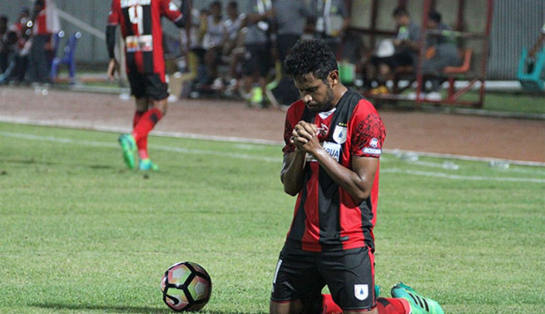 Gelandang Persipura, Imanuel Wanggai berdoa usai timnya Persipura mengalahkan Barito Putera 3-1 dalam lanjutan kompetisi Liga 1 2017 di Stadion Mandala Jayapura, Selasa (25/5) malam. - JPNN.com