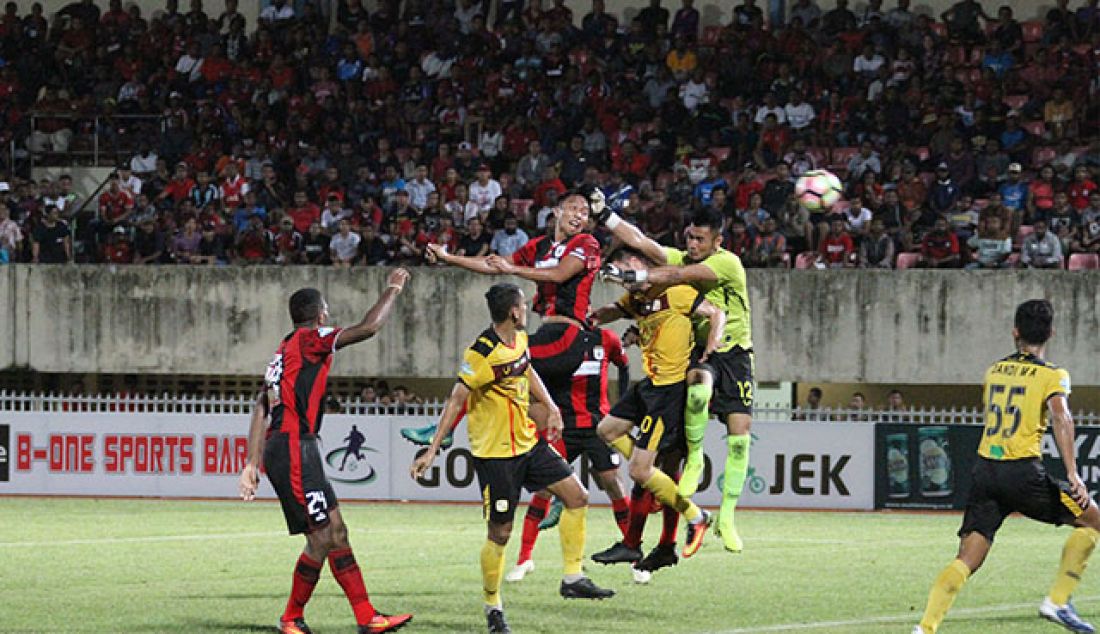 Gelandang Persipura, M Tahir duel udara di depan gawang Barito Putera, yang dikawal Shahar Ginanjar. Laga yang digelar di Stadion Mandala Jayapura, Selasa (30/5) malam dimenangkan Persipura dengan skor 3-1. - JPNN.com