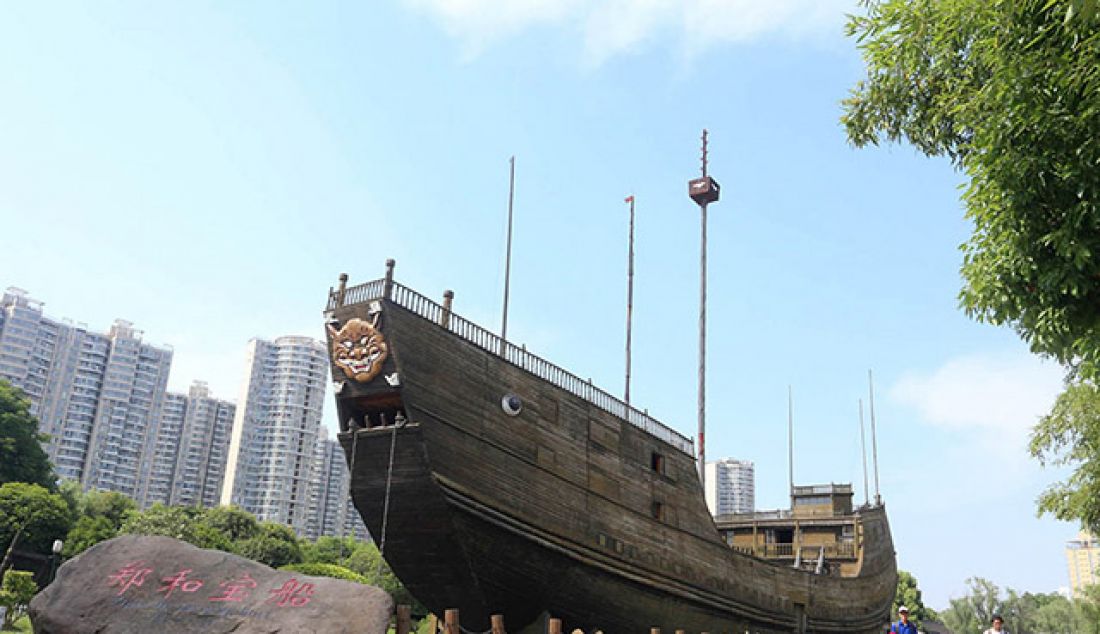 KOKOH: Replika Kapal Cheng Ho lengkap dengan logo kota Nanjing berupa wajah Naga dan Singa di dalam Museum Site of The Treasure-Shipyard, Jiangsu, China (29/5). Tempat ini merupakan lokasi ditemukannya bekas bekas pembuatan kapal Cheng Ho di kawasan Longjiang. - JPNN.com