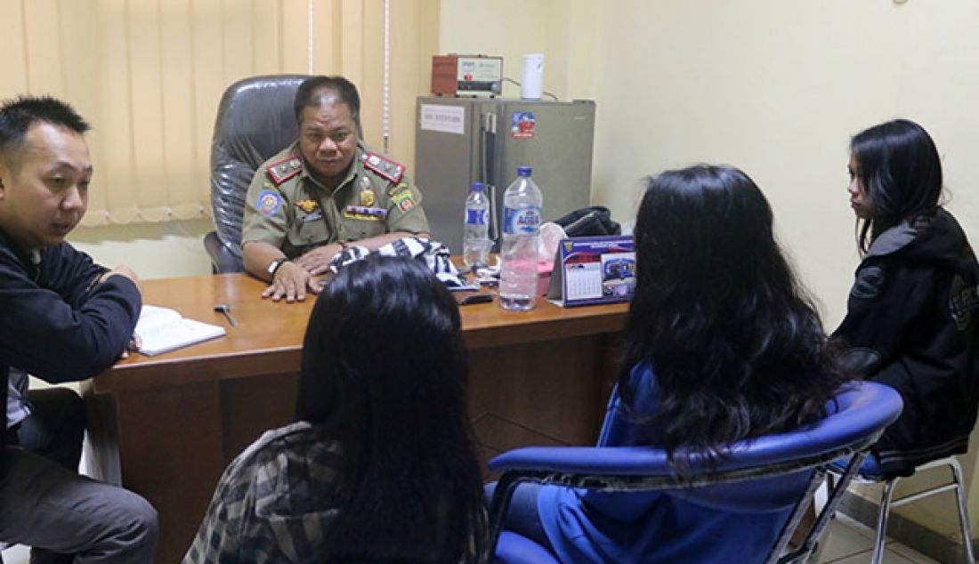 Satpol PP Samarinda mengamankan remaja yang kedapatan pesta narkoba jenis sabu-sabu di kolong Jembatan Baru, Samarinda Ilir, Selasa (30/5). - JPNN.com