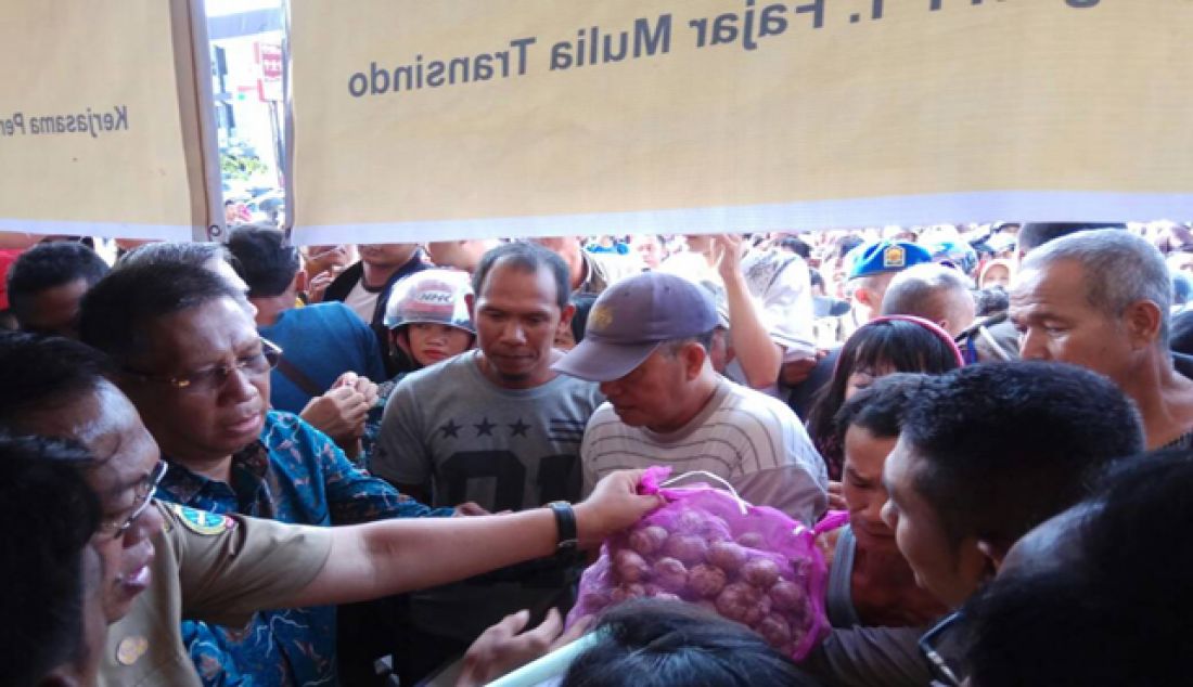 IKUT JUALAN. Walikota Sutarmidji ikut menjual bawang putih dalam operasi pasar di Flamboyan Pontianak, Selasa (30/5). - JPNN.com
