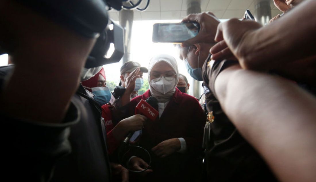 Bupati Probolinggo Puput Tantriana Sari saat tiba di Gedung KPK, Jakarta, Senin (30/8). Puput terjaring operasi tangkap tangan (OTT) terkait dugaan kasus jual beli jabatan di Kabupaten Probolinggo, Jawa Timur. - JPNN.com