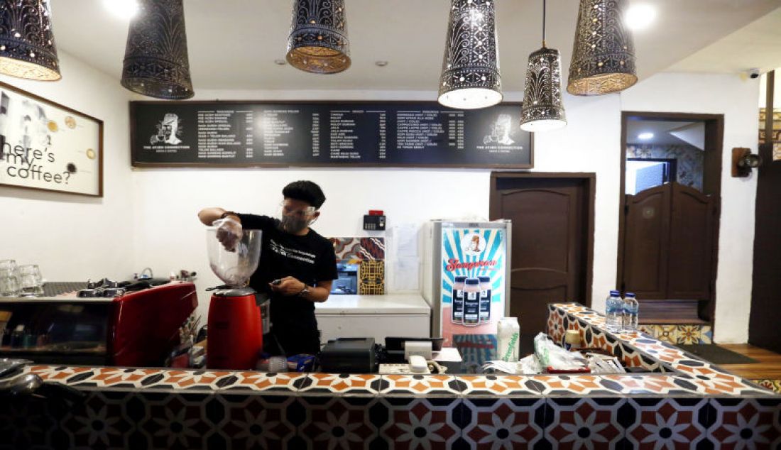 Pelayan saat menyajikan kopi di restoran The Aceh Connection, Bendungan Hilir, Jakarta, Selasa (31/8). Pemerintah melakukan sejumlah penyesuaian dalam Pemberlakuan Pembatasan Kegiatan Masyarakat (PPKM) di Jawa-Bali selama sepekan ke depan atau tepatnya dari 31 Agustus hingga 6 September 2021, dengan mengizinkan 1.000 restoran di ruang tertutup beroperasi di beberapa kota. - JPNN.com