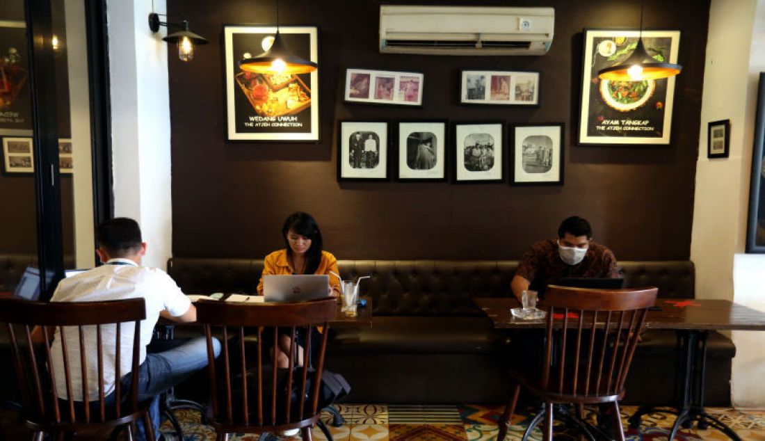 Pengunjung beraktivitas di restoran The Aceh Connection, Bendungan Hilir, Jakarta, Selasa (31/8). Pemerintah melakukan sejumlah penyesuaian dalam Pemberlakuan Pembatasan Kegiatan Masyarakat (PPKM) di Jawa-Bali selama sepekan ke depan atau tepatnya dari 31 Agustus hingga 6 September 2021, dengan mengizinkan 1.000 restoran di ruang tertutup beroperasi di beberapa kota. - JPNN.com