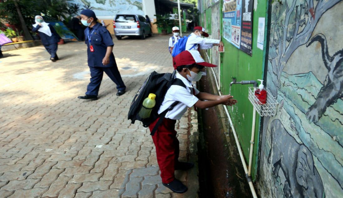 Sejumlah siswa mencuci tangan sebelum mengikuti pembelajaran tatap muka di SDN Pondok Labu 14 Pagi, Jakarta Selatan, Senin (30/8). Sebanyak 610 sekolah di Ibu Kota menggelar pembelajaran tatap muka secara terbatas dengan protokol kesehatan ketat. - JPNN.com