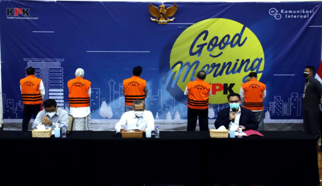 Wakil Ketua KPK Alexander Marwata (tengah) memberikan keterangan pers operasi tangkap tangan (OTT) Bupati Purbolinggo di gedung KPK, Jakarta, Selasa (31/8). - JPNN.com