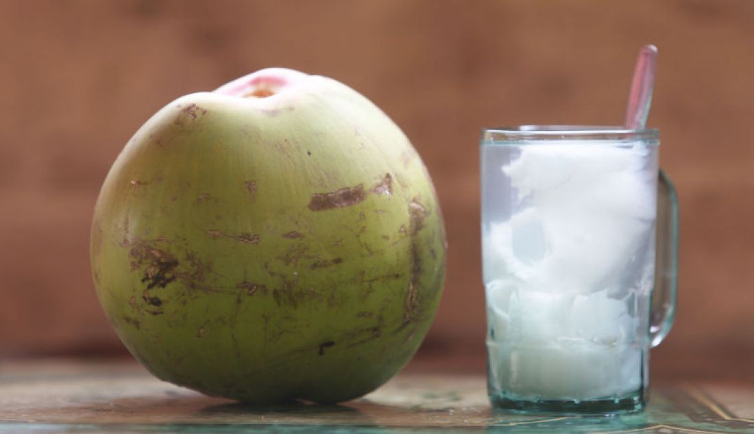 Minuman air kelapa yang telah disajikan, Tajur Halang, Kabupaten Bogor, Jawa Barat, Sabtu (4/9). - JPNN.com