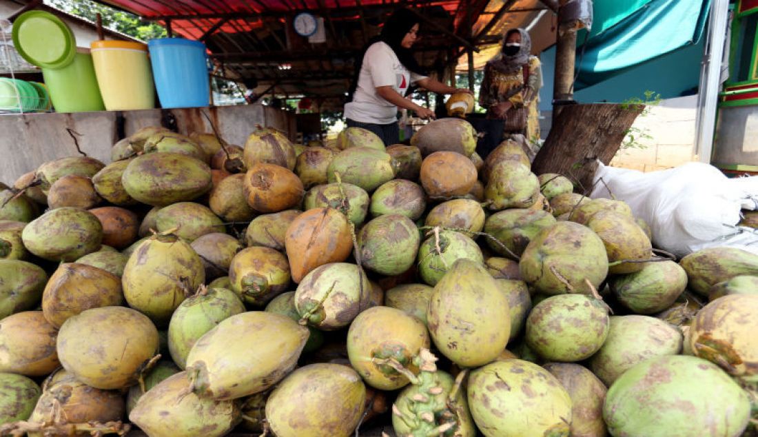 Pedagang buah kelapa saat melayani pembelian, Tajur Halang, Kabupaten Bogor, Jawa Barat, Sabtu (4/9). - JPNN.com