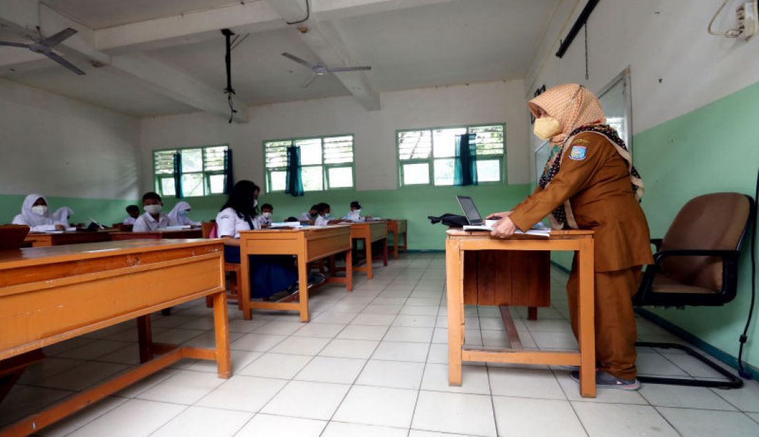 Sejumlah siswa mengikuti pembelajaran tatap muka (PTM) terbatas di SMPN 11 Tangerang Selatan, Banten, Senin (6/9). Pemkot Tangsel mengizinkan 168 SMP untuk memulai PTM terbatas. - JPNN.com