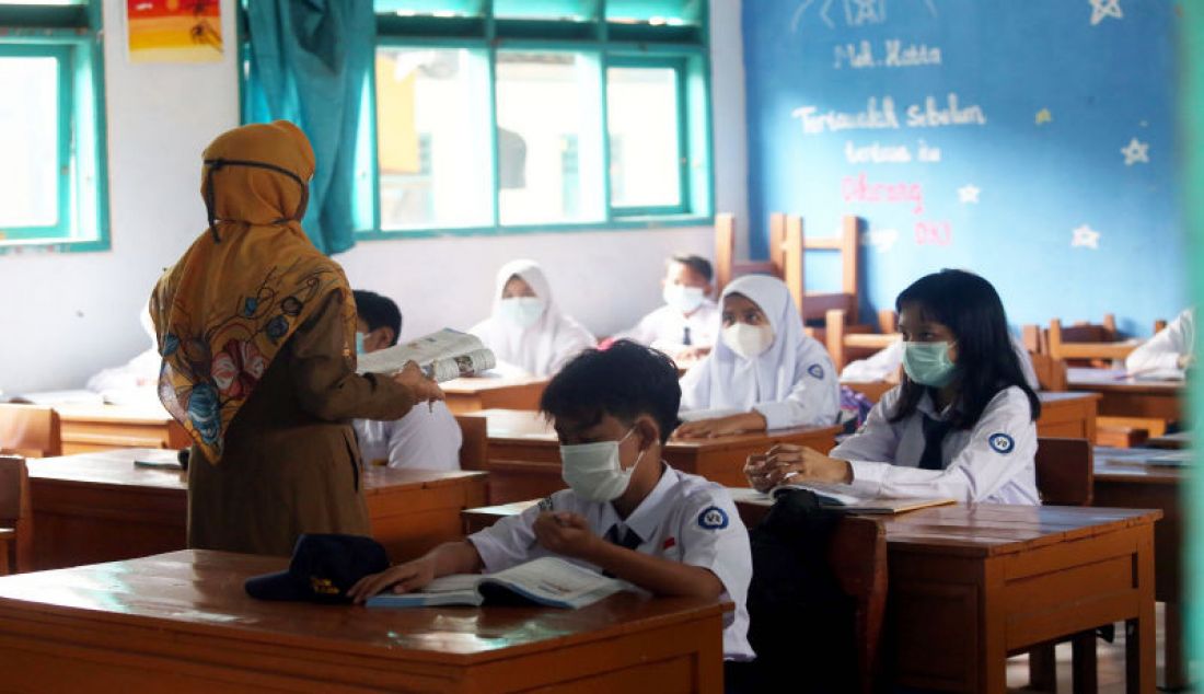 Sejumlah siswa mengikuti pembelajaran tatap muka (PTM) terbatas di SMPN 11, Tangerang Selatan, Banten, Senin (6/9). - JPNN.com