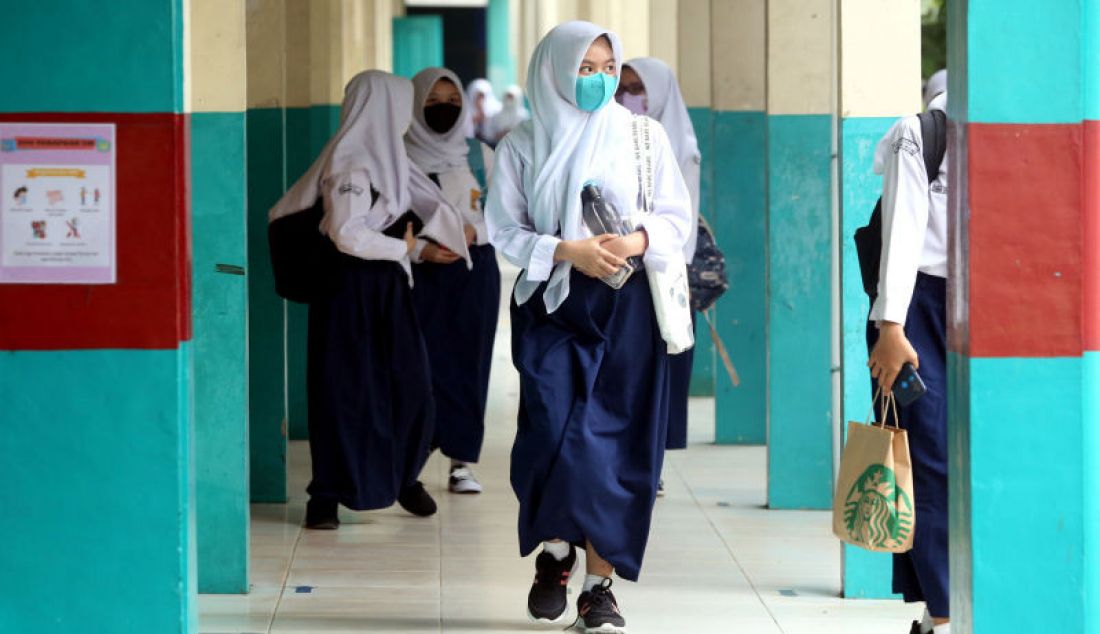 Sejumlah siswa mengikuti pembelajaran tatap muka (PTM) terbatas di SMPN 11 Tangerang Selatan, Banten, Senin (6/9). Pemkot Tangsel mengizinkan 168 SMP untuk memulai PTM terbatas. - JPNN.com