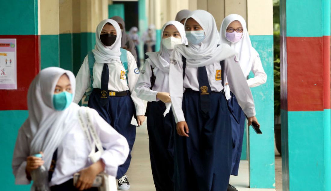 Sejumlah siswa usai mengikuti pembelajaran tatap muka (PTM) terbatas di SMPN 11, Tangerang Selatan, Banten, Senin (6/9). - JPNN.com