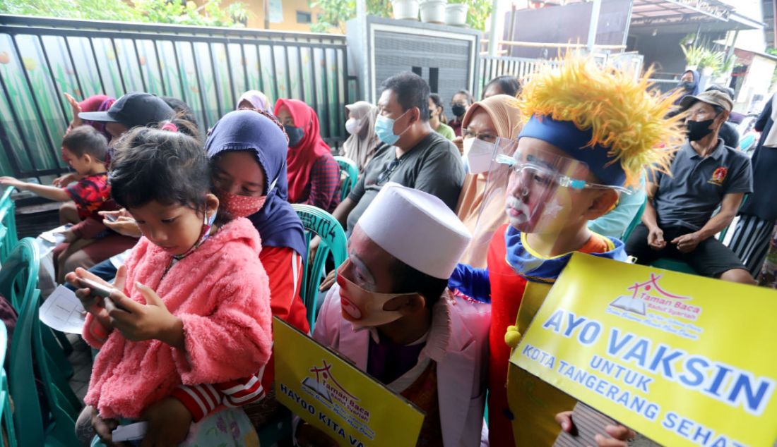 Sejumlah badut ikut meramaikan sosialisasi vaksinasi tingkat RW di kawasan Sudimara, Pinang, Kota Tangerang, Selasa (14/9). Aksi para badut yang menghibur ini mengajak masyarakat untuk ikut menjalani vaksinasi Covid-19. - JPNN.com