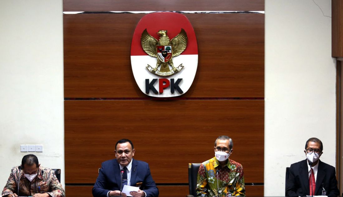 Ketua KPK Firli Bahuri (kedua kiri) bersama Wakil Ketua Nurul Ghufron (kiri), Wakil Ketua Alexander Marwata (kedua kanan) dan Sekjen Cahya Harefa (kanan) memberikan keterangan terkait pengangkatan pegawai KPK menjadi Aparatur Sipil Negara (ASN), di gedung KPK, Jakarta, Rabu (15/9). - JPNN.com