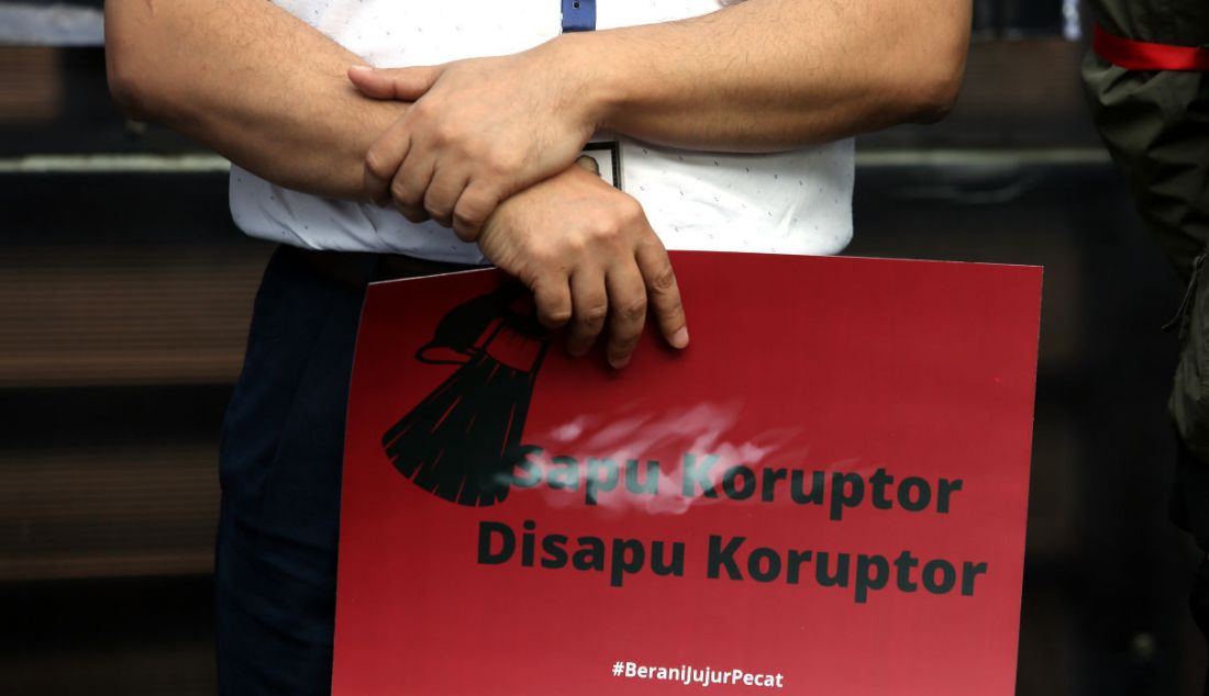 Sejumlah pegawai nonaktif KPK bersama pegiat anti korupsi saat menggelar aksi antikorupsi, Jakarta, Rabu (15/9). - JPNN.com