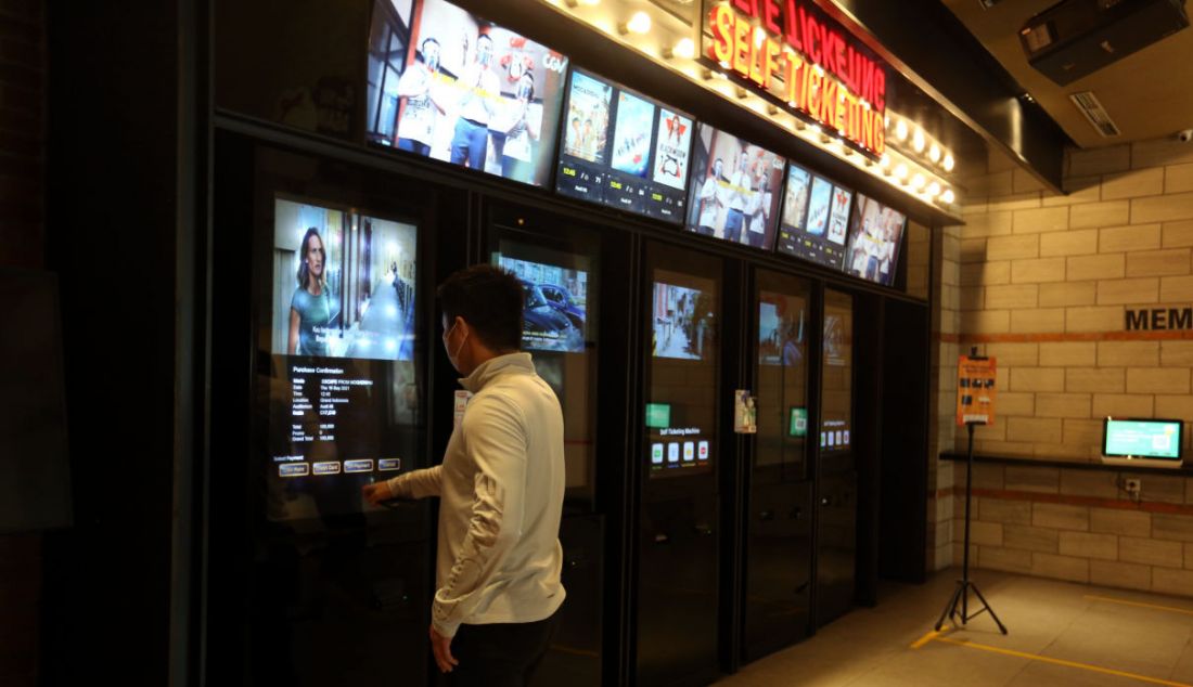 Pengunjung membeli tiket bioskop di CGV, Grand Indonesia, Jakarta, Kamis (16/9). Sejumlah bioskop di Jakarta mulai beroperasi kembali di masa PPKM level 3 dengan penerapan protokol kesehatan yang ketat. - JPNN.com