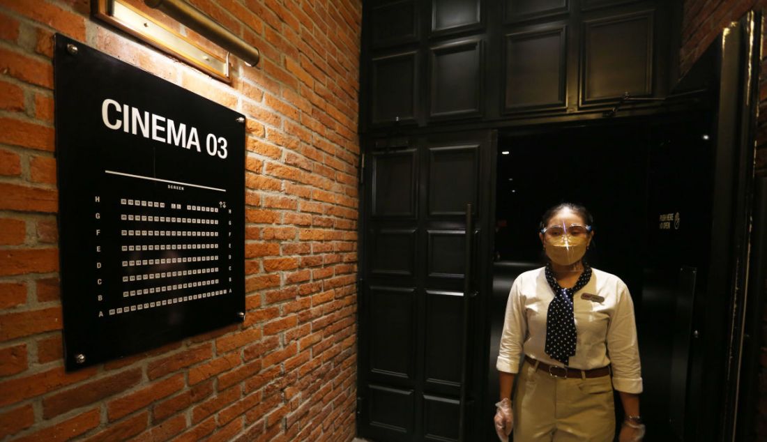 Petugas saat keluar dari ruang teater di bioskop CGV, Grand Indonesia, Jakarta, Kamis (16/9). Sejumlah bioskop di Jakarta mulai beroperasi kembali di masa PPKM level 3 dengan penerapan protokol kesehatan yang ketat. - JPNN.com