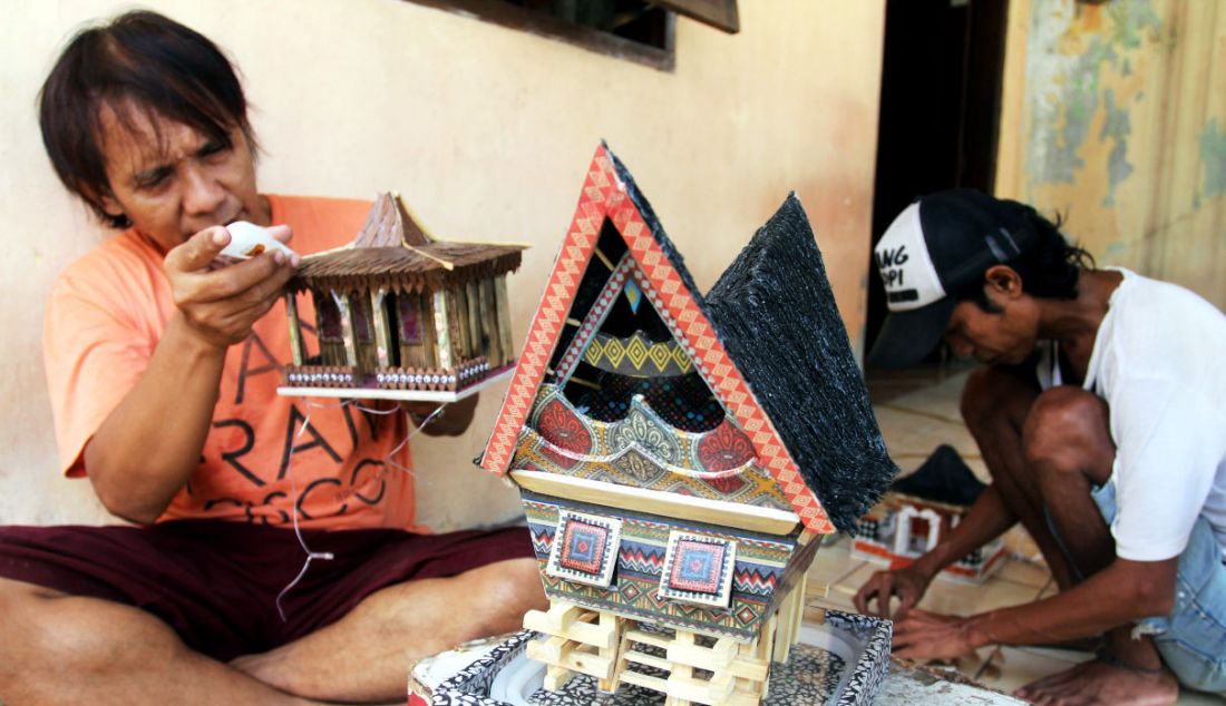 Perajin lampu hias rumah adat di Mienani Craft, Depok, Jawa Barat, Jumat (17/9). - JPNN.com