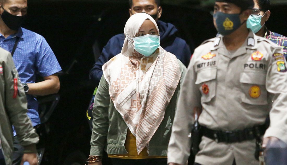Bupati Kolaka Timur (Koltim) Andi Merya (jilbab) saat tiba di Gedung KPK, Jakarta, Rabu (22/9). - JPNN.com