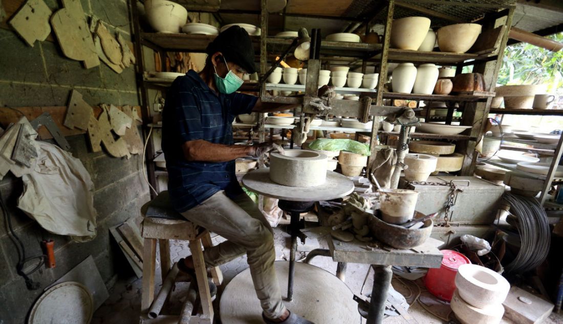 Perajin menyelesaikan pembuatan keramik secara handmade di Pekunden Pottery, Bojongsari, Depok, Jawa Barat, Kamis (23/9). Setiap bulan diproduksi 300 hingga 400 item keramik sesuai dengan pesanan khusus yang datang baik dari hotel maupun kafe. - JPNN.com