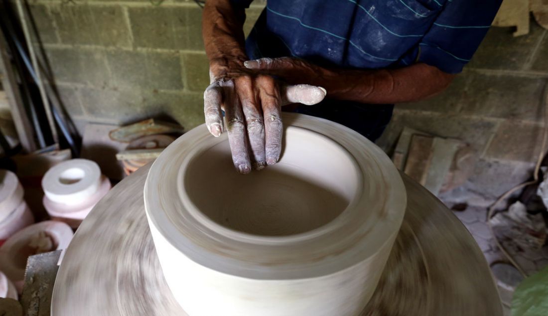 Perajin saat membuat keramik secara handmade di Pekunden Pottery, Bojongsari, Depok, Jawa Barat, Kamis (23/9). - JPNN.com