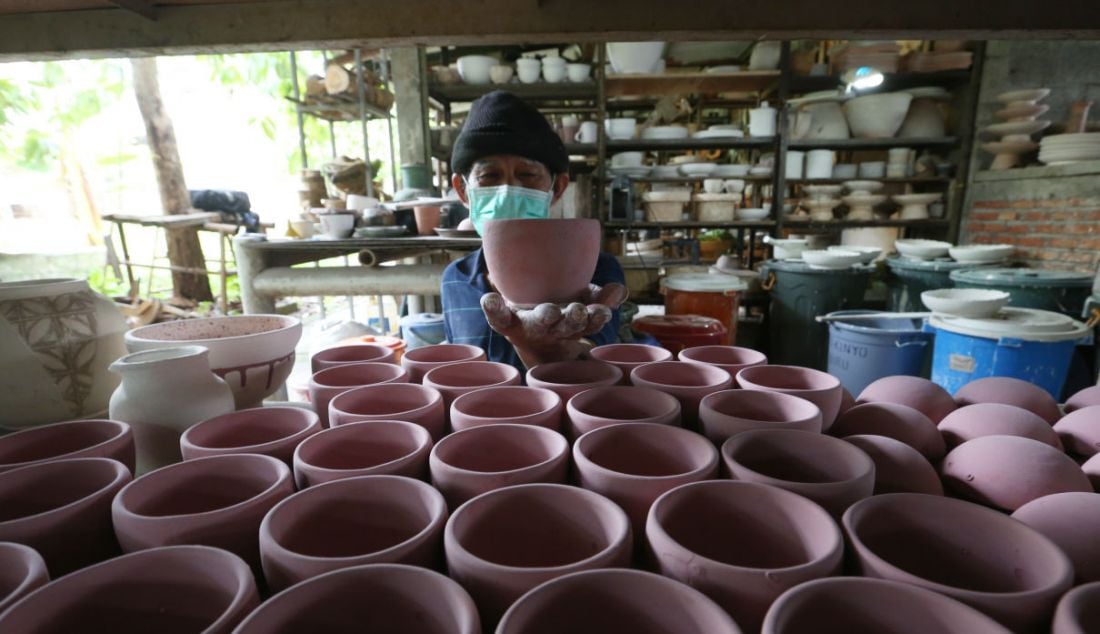 Perajin saat menunjukkan keramik yang telah dibuat secara handmade di Pekunden Pottery, Bojongsari, Depok, Jawa Barat, Kamis (23/9). - JPNN.com