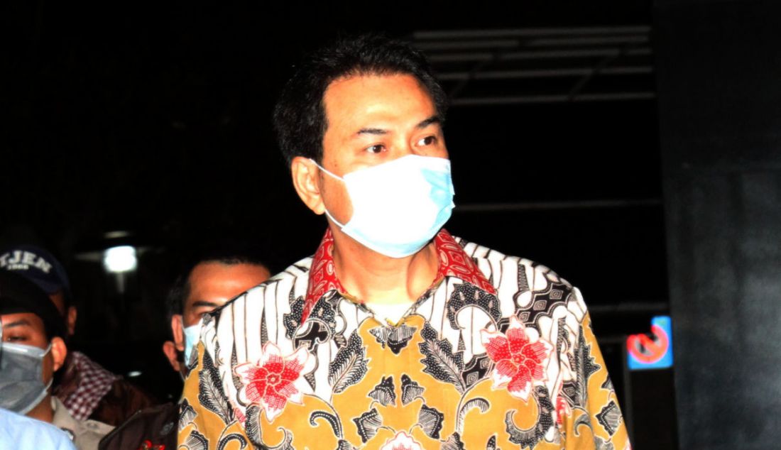 Wakil Ketua DPR RI Azis Syamsuddin tiba di Gedung KPK, Jakarta, Jumat (24/9). Azis menjalani pemeriksaan pertama sebagai tersangka terkait kasus dugaan suap penanganan perkara di Kabupaten Lampung Tengah. - JPNN.com
