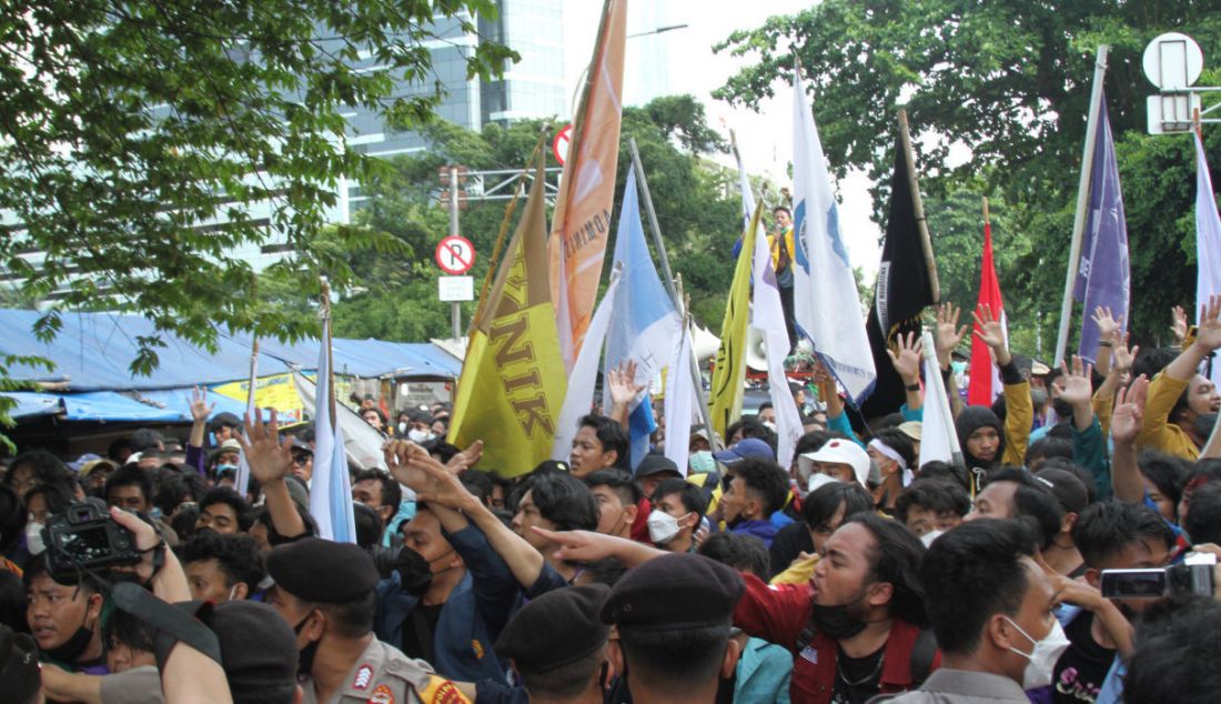 Mahasiswa yang tergabung dalam Aliansi BEM Seluruh Indonesia (BEM SI) dan Gerakan Selamatkan KPK menggelar aksi unjuk rasa di sekitar Gedung KPK, Jakarta, Senin (27/9). - JPNN.com